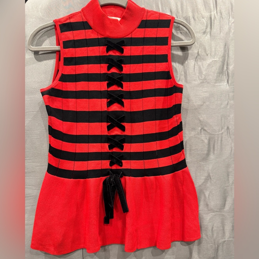 Chic Red and Black Sleeveless Blouse